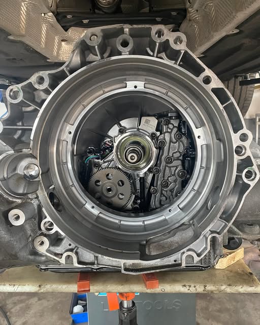 Nahaufnahme einer geöffneten Getriebeglocke während der Reparatur